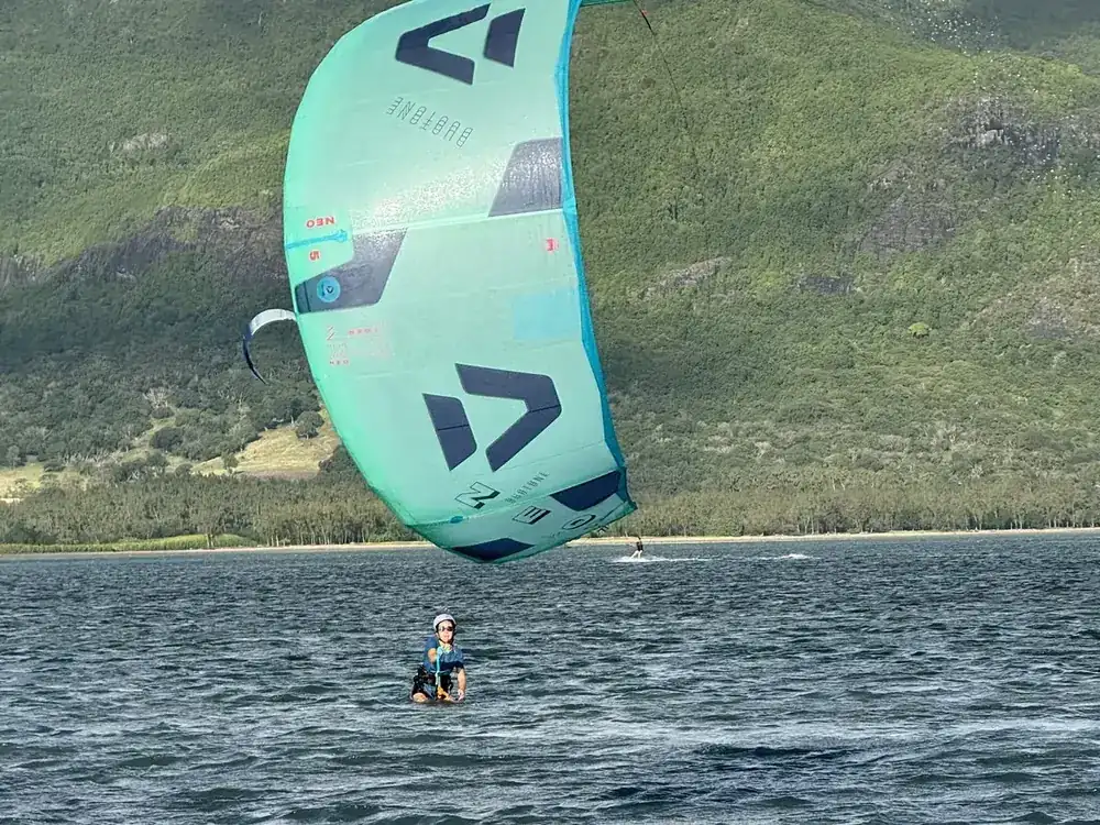 Kitesurfeur sur le lagon du Morne devant la montagne, île Maurice
