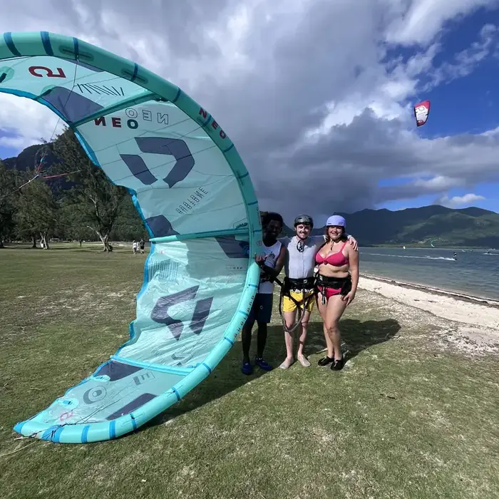 Aile de kitesurf gonflée sur la plage du Morne