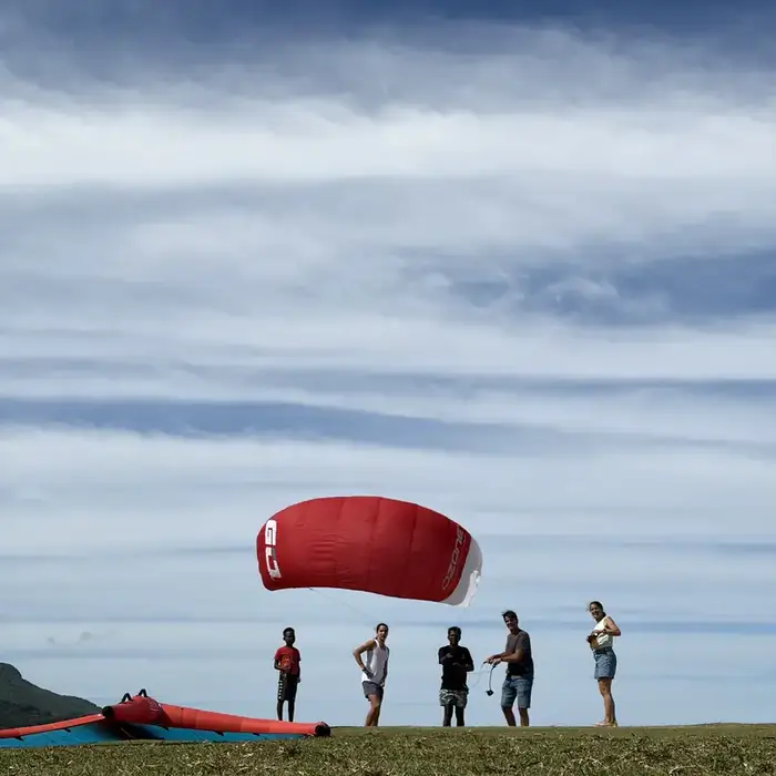 Aile de kitesurf rouge posée sur la plage du Morne