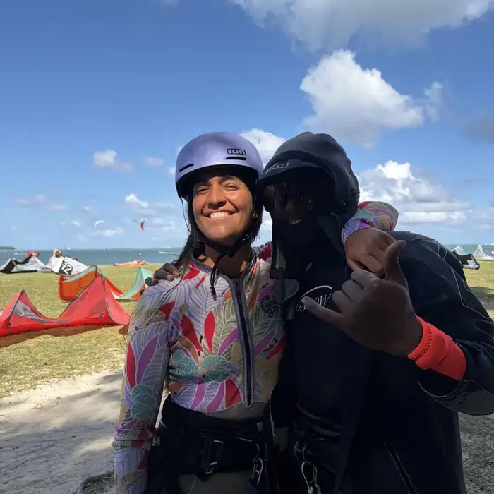 Élève et moniteur après la session, plage du Morne