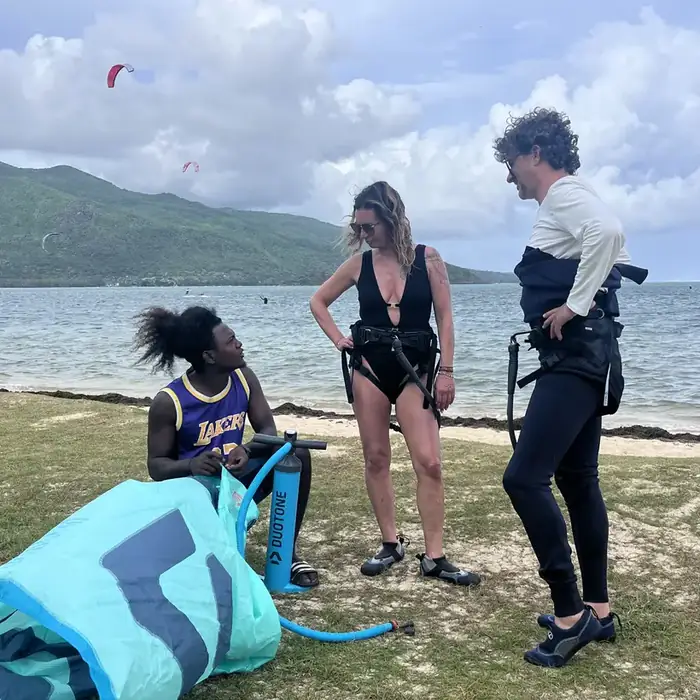 Discussion avant la mise à l'eau, plage du Morne