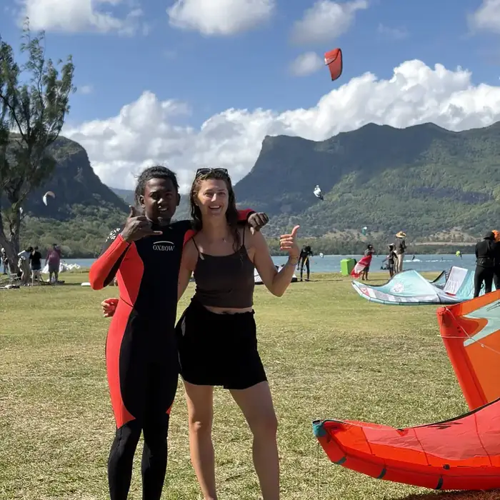 Élève et monitrice devant la montagne du Morne