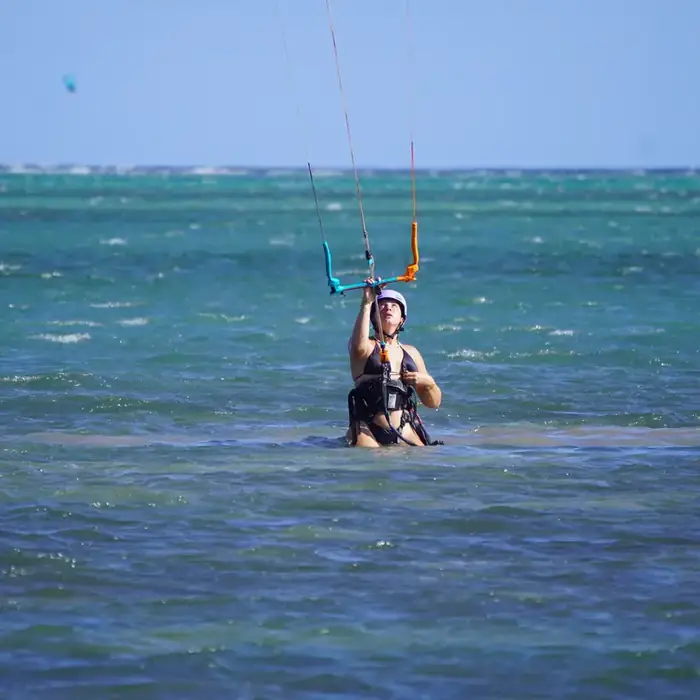 Élève en cours de kitesurf dans le lagon du Morne