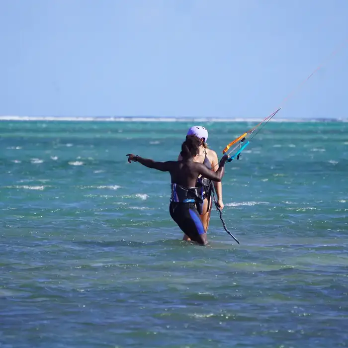 Élève pilotant son aile dans le lagon du Morne