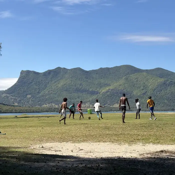 Partie de football sur la plage du Morne en fin de journée