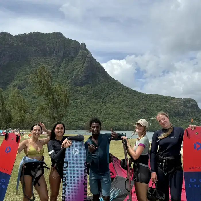 Groupe d'élèves et de moniteurs devant la montagne du Morne
