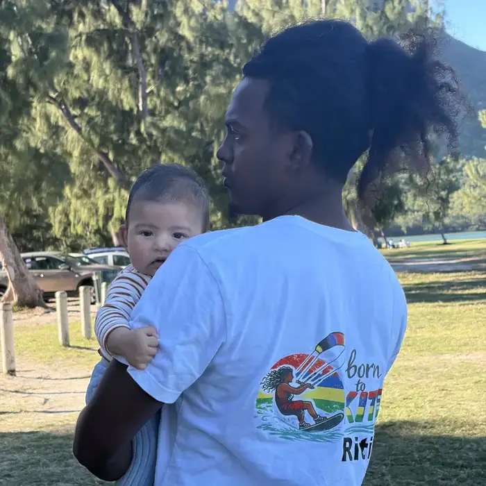 Un moniteur de Born To Kite et son fils sur le spot du Morne