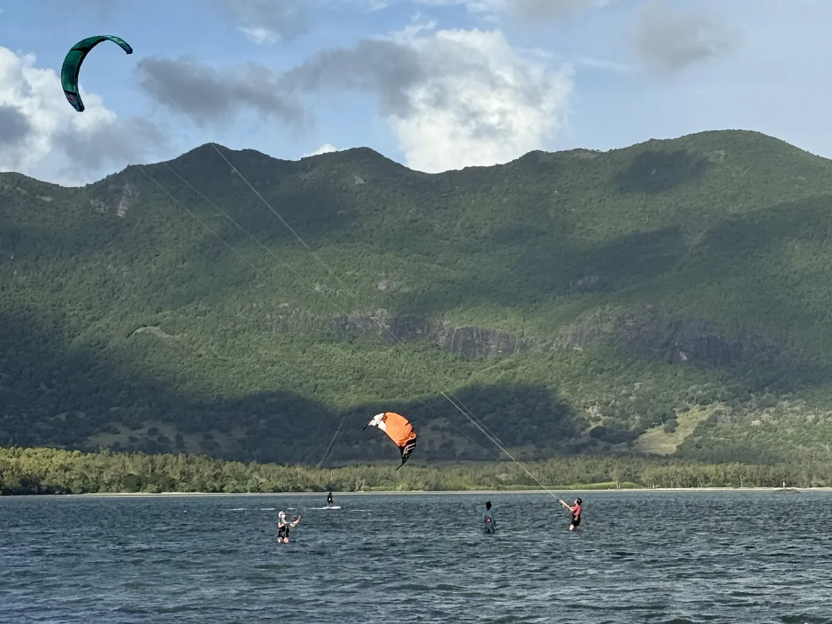 Ailes de kitesurf au-dessus du lagon, devant les montagnes de l île Maurice