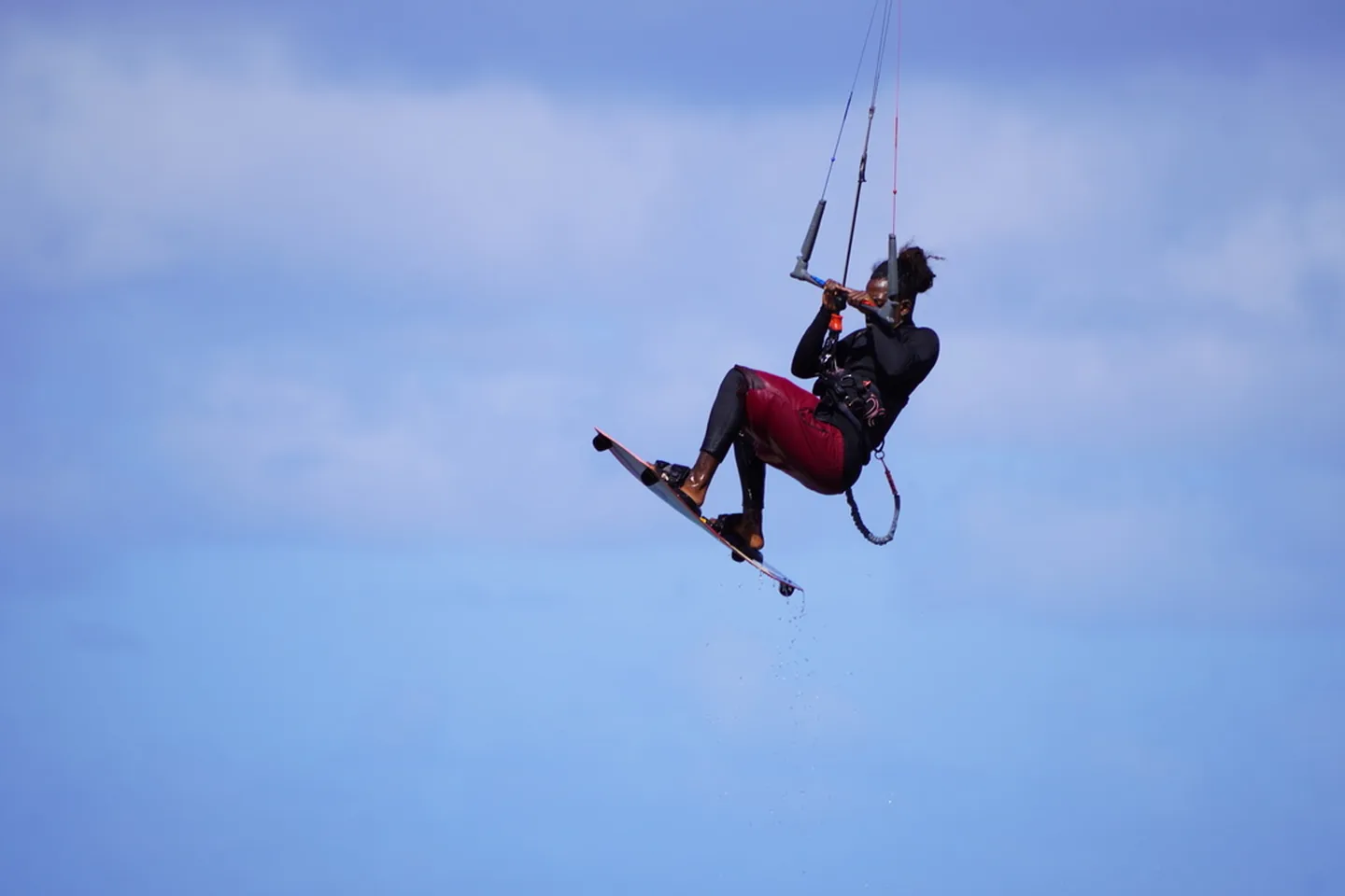 Kitesurfeur en plein saut au-dessus du lagon, île Maurice