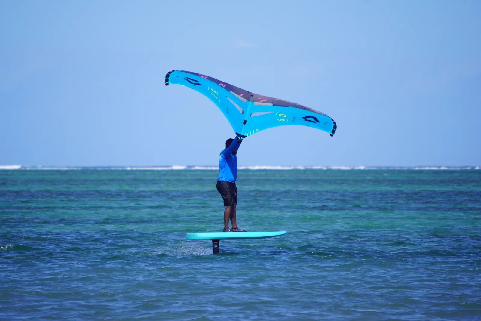 Wingfoiler au-dessus du lagon du Morne, île Maurice